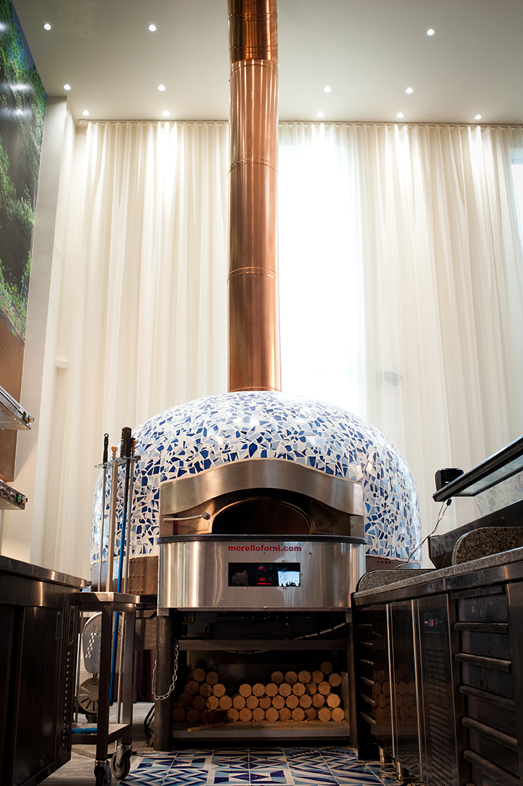 Four à pizza traditionnel avec conduit d'évacuation de fumée isolé en cuivre Cheminées Poujoulat Four à pizza traditionnel avec conduit d'évacuation de fumée isolé Cheminées Poujoulat en cuivre